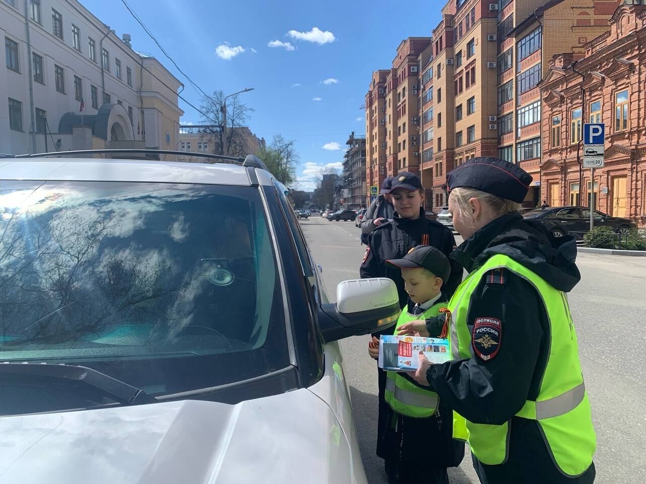 Госавтоинспекция Перми вручила автомобилистам георгиевские ленты