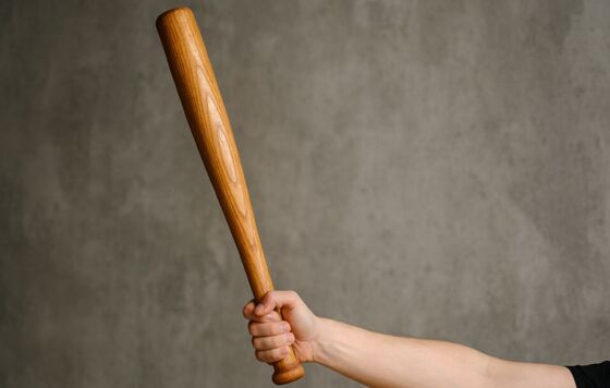 Пермячка избила знакомого битой за оскорбление