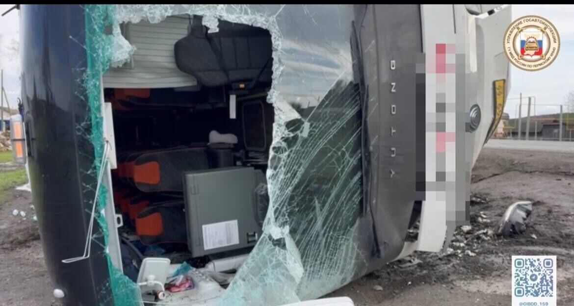 В ДТП с перевернувшимся автобусом в Прикамье пострадали 12 человек