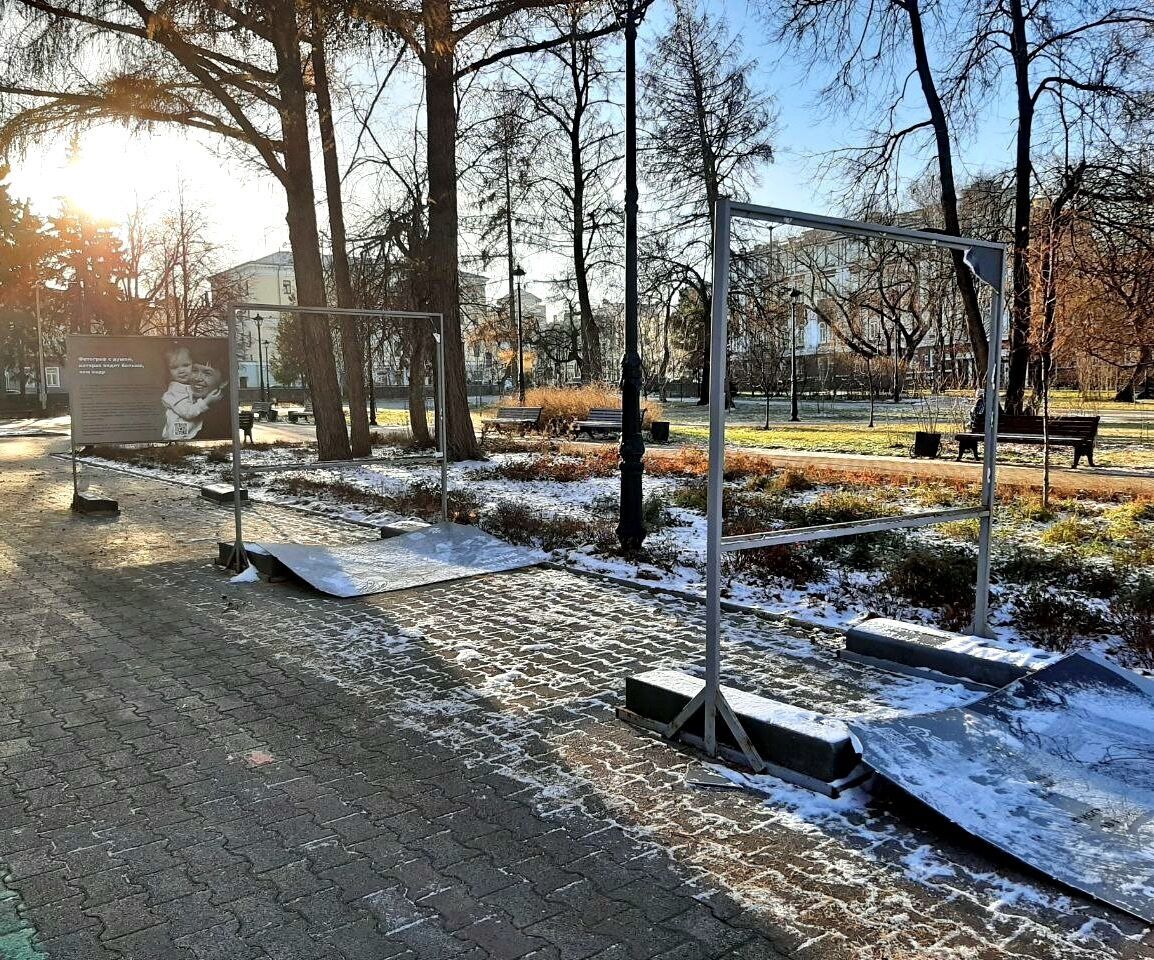 В Перми вандалы разрушили фотовыставку «Сила быть рядом»