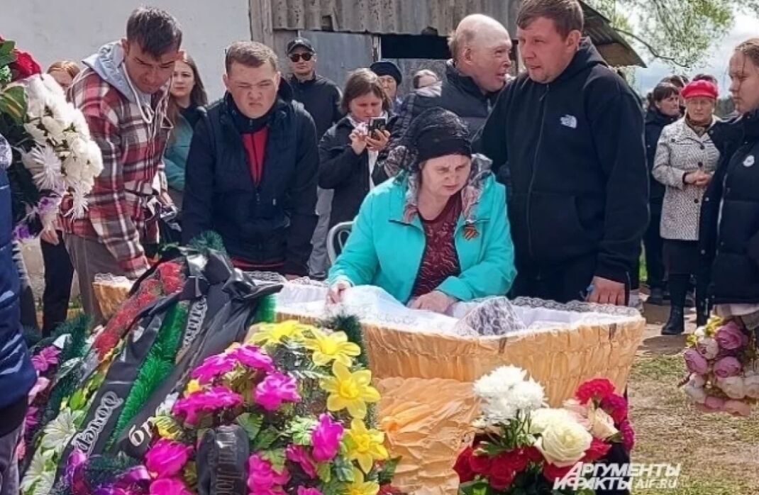 Девушку, чьё тело нашли на заборе в Перми, похоронили в белом платье  