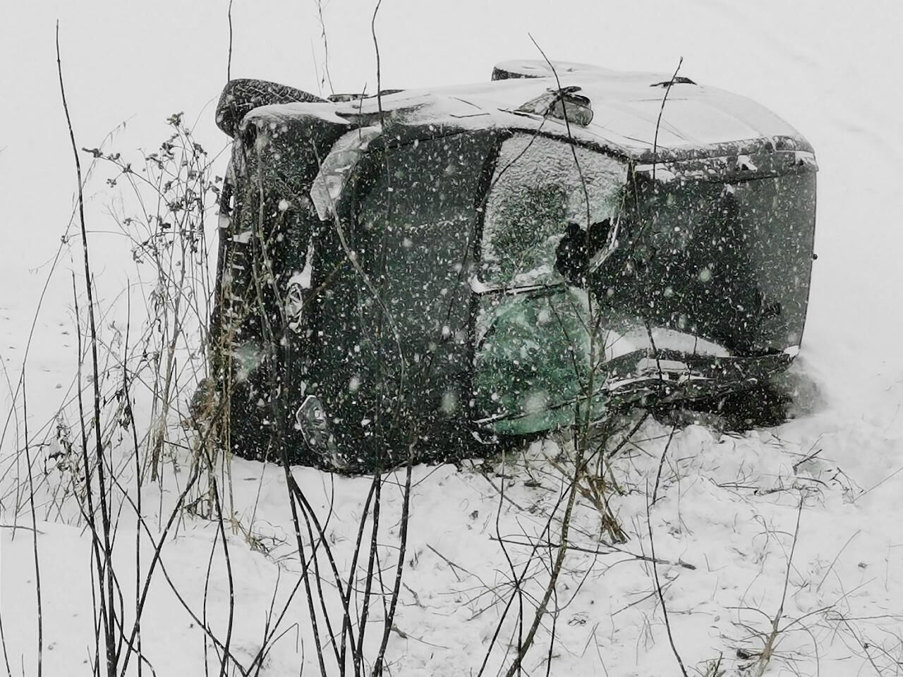 Автомобиль вылетел в кювет и опрокинулся в Прикамье