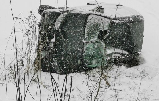 Автомобиль вылетел в кювет и опрокинулся в Прикамье
