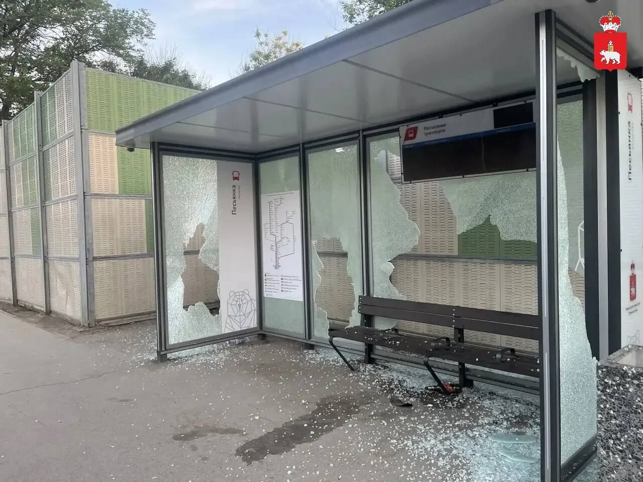 В Перми вандалы разгромили три остановки