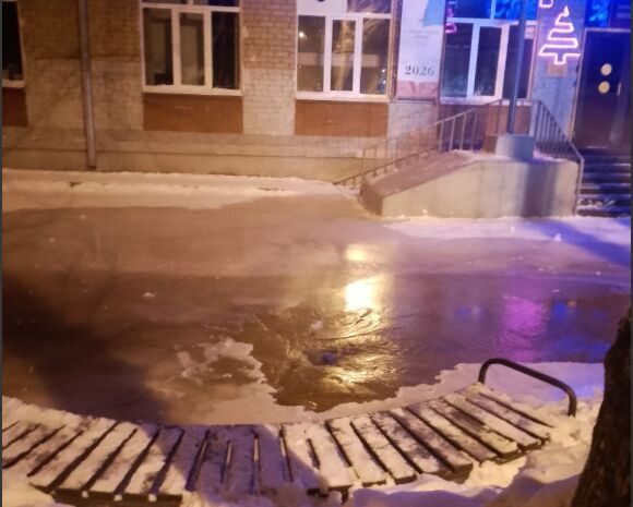 ​В Перми затопило школу из-за аварии на сети водопровода