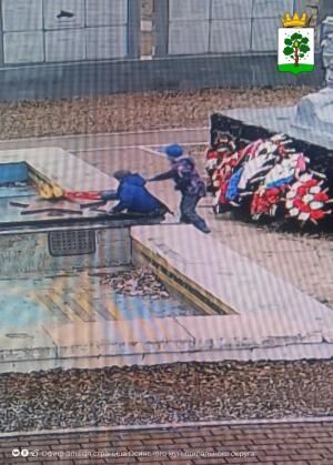 В прикамской Осе дети раскололи плитку мемориала, посвященного войне