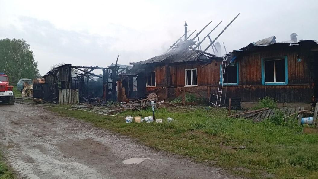 В Прикамье из-за удара молнии сгорел дом