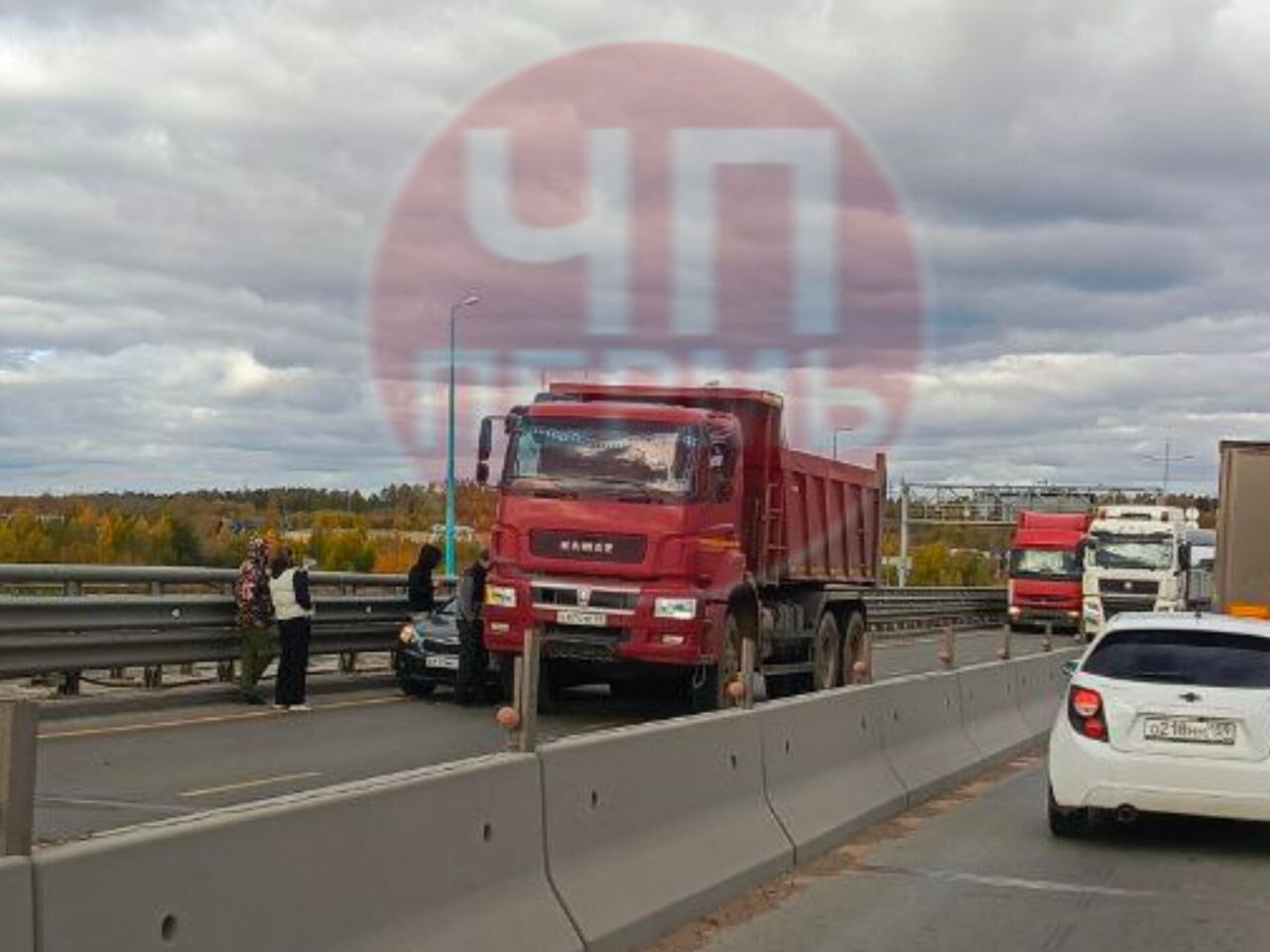 Большая пробка скопилась в Перми перед Красавинским мостом