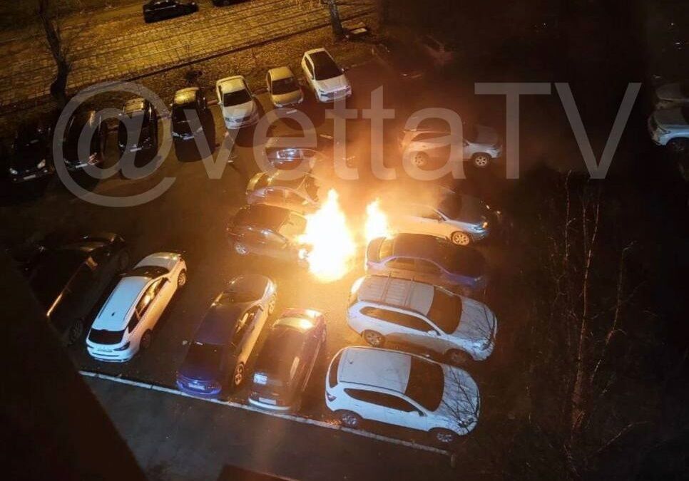 Пять автомобилей сгорели из-за поджога в Перми