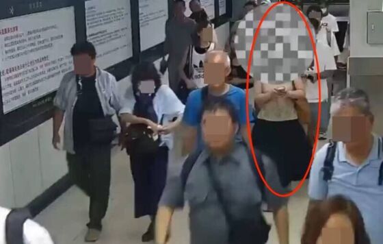  Женщина пыталась пронести под юбкой 229 живых рыб на таможне в Гонконге