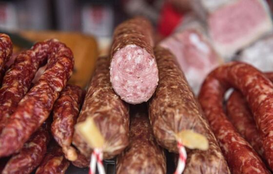 В пермском магазине продавали просроченную колбасу  