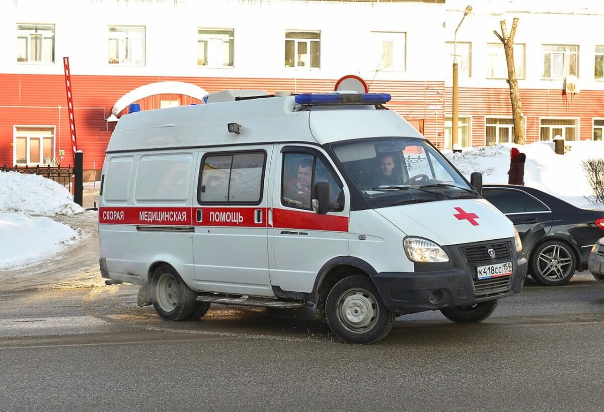 В Перми семилетняя девочка пострадала при сходе снега и льда с крыши