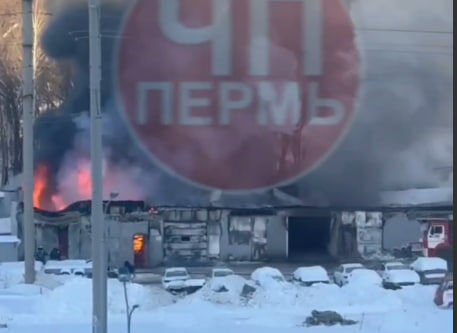 ​На улице Старцева в Перми загорелись гаражные боксы