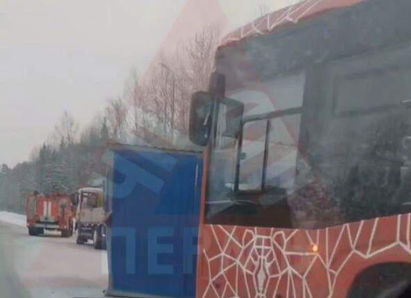 ​В Перми междугородный автобус попал в ДТП с грузовиком