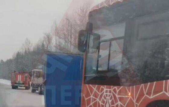 ​В Перми междугородный автобус попал в ДТП с грузовиком
