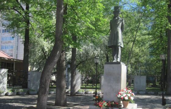 В Перми приводят в порядок памятники после зимы