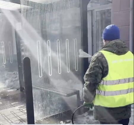 В Перми началась весенняя уборка остановок