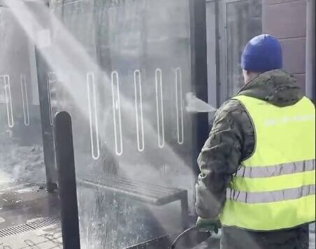 В Перми началась весенняя уборка остановок