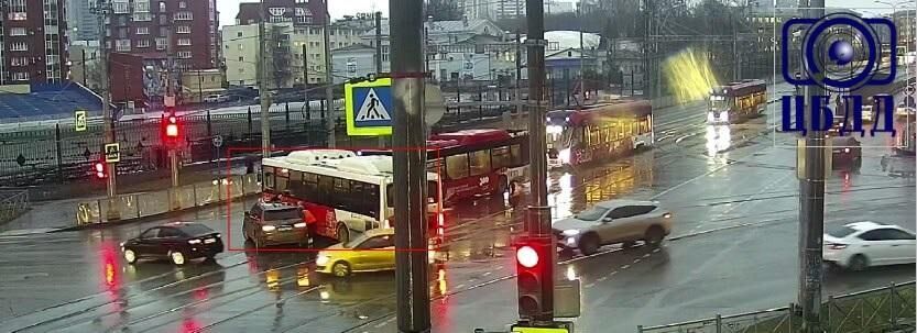 В Перми столкнулись рейсовый автобус и легковой автомобиль