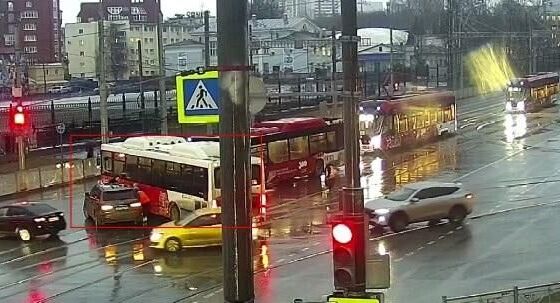 В Перми столкнулись рейсовый автобус и легковой автомобиль