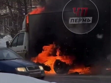 ​На улице Космонавта Леонова в Перми после ДТП загорелась «Газель»