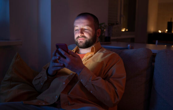 Мужчина ослеп на один глаз после ночного просмотра телефона